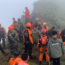 Equipo de búsqueda del avión desaparecido en Maros (Indonesia), este domingo.
