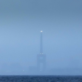 Imagen de Las Tres Chimeneas de Sant Adria del Besós desde las playas del Maresme.