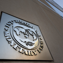 Fotografía de archivo del logotipo del Fondo Monetario Internacional (FMI).