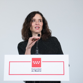 La presidenta de la Comunidad de Madrid, Isabel Díaz Ayuso (d), interviene durante la apertura de la exposición Des-caradas. Mujeres históricas vistas con los ojos de hoy, a 15 de enero de 2026, en Madrid (España).