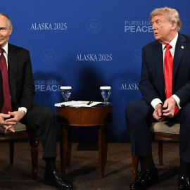 Fotografía de archivo del presidente estadounidense Donald Trump (d.) y el presidente ruso Vladimir Putin (i.).