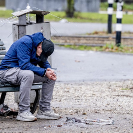 Un hombre sentado en un banco en Holanda (Países Bajos).