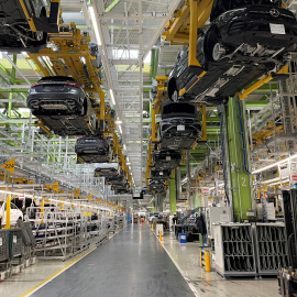 Vista de la línea de montaje de la planta de Mercedes-Benz en Rastatt (Alemania).