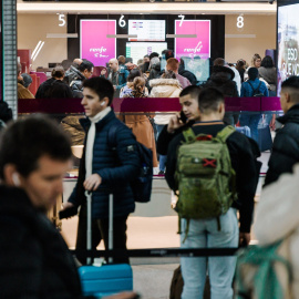 Decenas de personas en Atocha, este domingo.