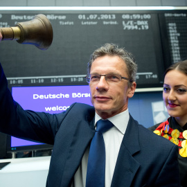 Foto de archivo del gobernador del Banco Central de Croacia, Boris Vujcic, en la Bolsa de Fráncfort, celebrando la entrada de su país en el euro, en julio de 2013.