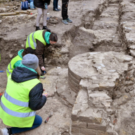 Excavaciones en la Piazza Andrea Costa, en Fano (Italia), donde aparecieron restos que se cree pertenecen a la Basílica de Vitruvio.