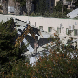 Maquinaria demoliendo un complejo de la UNRWA, en Jerusalén Oriental.