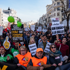Cientos de personas durante una manifestación por una vivienda digna.