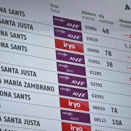 Vista de una de las pantallas informativas de la estación de Atocha en Madrid.