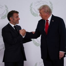 Foto de archivo de Trump y Macron en la Cumbre de Paz de Sharm el-Sheij, en Egipto.