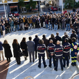Imágenes de los cinco minutos de silencio convocado por el Ayuntamiento de Punta Umbría (Huelva) en memoria de las personas fallecidas en el accidente de tren de Adamuz.