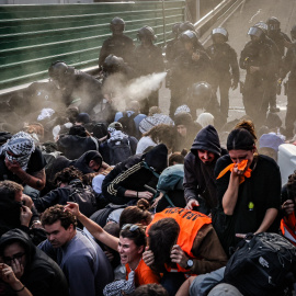 Els Mossos llencen gas pebre contra la seguda a l'estació de Sants, en una imatge d'arxiu