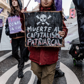 Una mujer con un mensaje escrito feminista durante una manifestación por el Día Internacional de la Mujer, 8M, a 7 de marzo de 2025, en Madrid (España).