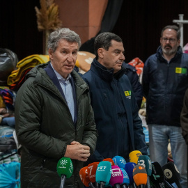 Alberto Núñez Feijóo junto al presidente de la Junta de Andalucía, Juanma Moreno en Adamuz (Córdoba) este lunes.