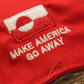 El lema 'Make America Go Away' cosido en el costado de una gorra que usa el copropietario de la tienda de ropa McKorman de Copenhague (Dinamarca).