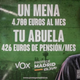 El cartel de Vox que dos agentes del Cuerpo Nacional de Policía exhibieron en un instituto de Ourense.