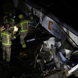 Los Bomberos de la Generalitat trabajan en el lugar del accidente de un tren de la línea 4 de Rodalies.
