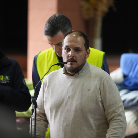 (Foto de ARCHIVO)El alcalde de adamuz (Córdoba), Rafael Ángel Moreno, atiende a los medios antes de trasladarse al lugar del accidente. A 19 de enero de 2026, en Adamuz, Córdoba (Andalucía, España). El presidente del Gobierno, Pedro Sánchez, ha asegurado que van a "dar con la verdad" sobre las causas del accidente ferroviario que ha provocado al menos 39 muertos en Adamuz (Córdoba) y ha advertido a los ciudadanos ante los "bulos" que se pueden extender después de la tragedia, además ha decretado tres días de luto oficial, que empezarán en la próxima medianoche hasta el jueves, según ha trasladado en una comparecencia desde la localidad cordobesa, junto a varios ministros y el presidente de la Junta de Andalucía, Juanma Moreno.Joaquin Corchero / Europa Press19/1/2026