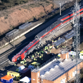 ADAMUZ (CÓRDOBA), 19/01/2026.- Vista aérea este lunes de los trenes accidentados ayer domingo cerca de Adamuz (Córdoba), Al menos 39 personas han fallecido en el accidente de trenes de Ademuz (Córdoba) y decenas han resultado heridas cuando un tren de la compañía Iryo que había salido de Málaga con destino a Puerta de Atocha (Madrid) con 317 personas a bordo descarriló sus tres últimos vagones e invadió la vía contigua por la que en ese momento circulaba otro convoy de Renfe con destino a Huelva, que también descarriló. EFE