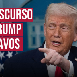 La investigación por el accidente ferroviario en Adamuz, Córdoba, apunta a la rotura de un tramo de la vía, que puede ser "causa o consecuencia" del descarrilamiento del tren Iryo que originó el choque con el tren Alvia, según el ministro de Transportes, Óscar Puente. La Comisión de Investigación de Accidentes Ferroviarios (CIAF) ha solicitado a Adif el registro de circulaciones de los dos días e inspeccionará la rodadura de otros trenes que circularon por ese punto en las horas previas al siniestro. Los equipos técnicos y de rescate continúan con sus trabajos en el lugar del siniestro, en el que se va a instalar una gran grúa para levantar los vagones del Alvia. Sigue la última hora sobre el accidente:


El accidente ocurrió a las 19.45 horas de este domingo, cuando los tres últimos vagones de un tren de larga distancia Iryo 6189 que salió de Málaga e iba hacia Madrid (Puerta de Atocha), en el que iban 317 personas, ha descarrilado en los desvíos de entrada de la vía 1 de Adamuz invadiendo la vía contigua, por la que circulaba otro convoy de larga distancia Alvia 2384 que salió de Madrid y se dirigía a Huelva, que también ha descarrilado.

Suscríbete a nuestro canal: https://bit.ly/2U8nM0q
Visita: https://www.publico.es/
Síguenos en Facebook: https://www.facebook.com/diario.publico/
Síguenos en Twitter: https://twitter.com/publico_es
Síguenos en Instagram: https://www.instagram.com/publico.es

Únete a la República de Público: https://bit.ly/2GKg4Sx
¡Bienvenido al CANAL de Youtube de Público! Periodismo, investigación y compromiso para construir un mundo más igualitario.

¡Suscríbete ya a nuestro canal!: https://bit.ly/2U8nM0q