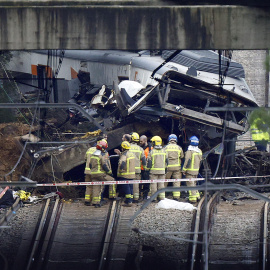Varios bomberos trabajan en la zona cero del accidente de tren ocurrido ayer en Gelida (Barcelona).