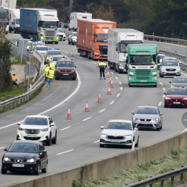 Imatge de l'AP-7 a Gelida aquest dijous, l'endemà de l'accident a Rodalies per la caiguda d'un mur de contenció.