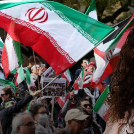 Dejen de instrumentalizar al pueblo iraní, a las mujeres iraníes, para sus guerras partidistas.
Irán vive una revolución de hombres y mujeres valientes contra una tiranía, no un "relato" que adaptar a los intereses de cada uno, no una narrativa que encajar en un eje geopolítico u otro, aunque para encajarla haya que hacerlo a martillazos.

Hace 18 años nacimos con un compromiso: hacer un periodismo útil para la sociedad. Solo podemos continuar con esta labor si contamos con el apoyo de personas como tú.

Únete a la comunidad de Público. 18 años no son nada… cuando nos queda tanto por contar. Periodismo incómodo para tiempos difíciles. http://bit.ly/3VylhmD


Periodismo, investigación y compromiso para construir un mundo más igualitario.
¡Suscríbete ya a nuestro canal!: https://bit.ly/2U8nM0q
Visita: https://www.publico.es
Síguenos en Facebook: https://www.facebook.com/diario.publico/
Síguenos en Twitter: https://twitter.com/publico_es
Síguenos en Instagram: https://www.instagram.com/publico.es
Síguenos en TikTok: https://www.tiktok.com/@publico_es
Síguenos en Bluesky: https://bsky.app/profile/publico.es