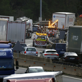 Tráfico intenso con el corte de la circulación en la autopista troncal de Catalunya desde Martorell (Barcelona).