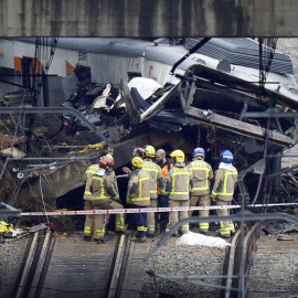 Un grupo de bomberos trabajan en la zona del accidente de tren de Gelida.