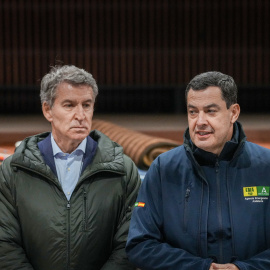 El presidente del PP, Alberto Núñez Feijóo (i), junto al presidente de la Junta de Andalucía, Juanma Moreno (d), en una comparecencia a los medios para informar sobre el accidente ferroviario en Adamuz. A 19 de enero de 2026 en Adamuz, Córdoba (Andalucía, España).