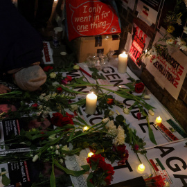 Altar colocado en Londres para las víctimas de la represión policial en Irán.