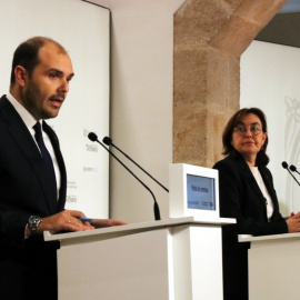 Els consellers Albert Dalmau (Presidència) i Sílvia Paneque (Territori) en la roda de premsa d'aquest dimecres.