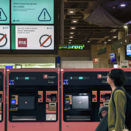 Un usuario de Rodalies en la estación de Sants de Barcelona.