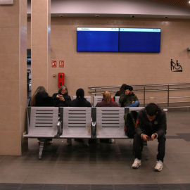Vestíbul de l'estació de Tarragona aquest dijous al matí, una nova jornada sense servei de Rodalies. 22/01/2026