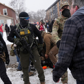 Un hombre se enfrenta a los agentes del Servicio de Inmigración y Control de Aduanas (ICE).