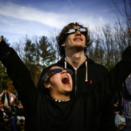 Una multitud observa un eclipse en Montreal (Canadá), donde el eclipse de solar de 2026 será visible de manera parcial (Archivo).
