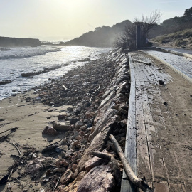Les platges d'Empúries, pràcticament sense sorra després de la llevantada aquest dimecres al matí