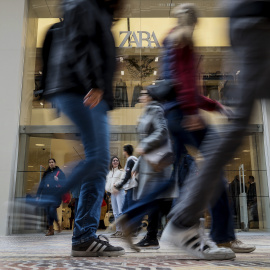 Varias personas caminan por delante de la tienda de Zara.