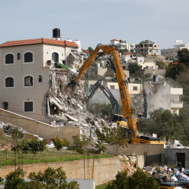 Excavadoras del Ejército de Israel demuelen un edificio palestino en la ciudad de Shuqba, cerca de Ramala, en la Cisjordania ocupada.