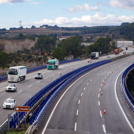 Vehículos circulan por la AP-7 que ha sufrido cortes tras el accidente de tren entre las estaciones de Sant Sadurní d’Anoia y Gelida, a 22 de enero de 2026.Kike Rincón / Europa Press22/1/2026