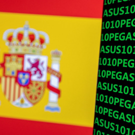 Una ilustración que muestra la bandera española con la palabra 'Pegasus' y el código binario.
