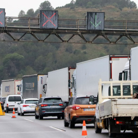 Retencions a l'AP-7 en sentit Martorell aquest dijous, conseqüència del tall de l'autopista. 22/01/2026