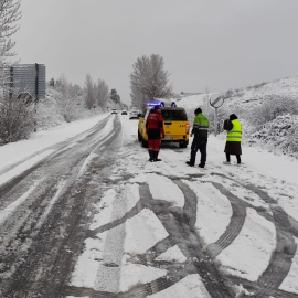 La nieve cubre la carretera en Vega de Espinareda en Ponferrada, León.