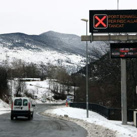 Un cartell que indica que el port de la Bonaigua segueix tancat per perill d'allaus