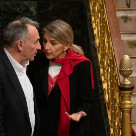 Foto de archivo de Yolanda Díaz, y el diputado de Sumar Enrique Santiago, en el Congreso de los Diputados.