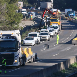 Col·locació de murs de formigó aquest divendres a l'AP-7 per obrir un carril en sentit sud on va haver-hi l'accident de Rodalies. 23/01/2026