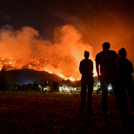 Habitantes de El Hoyo, en la provincia de Chubut, en la Patagonia, observan el humo y las llamas de los incendios (07/01/26)