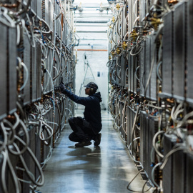 Un operador en un centro de datos de Francia (Archivo).