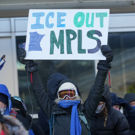Una persona con una pancarta anti-ICE durante las protestas en Mineápolis.