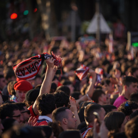 Cientos de aficionados celebran la llegada de los jugadores del Athletic Club de Bilbao, en el Ayuntamiento de Bilbao, a 11 de abril de 2024, en Bilbao, Vizcaya, País Vasco (España).